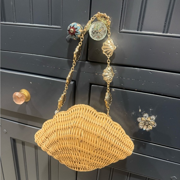 Tommy Bahama Handbags - Tommy Bahama Chic Woven Tan shell Clutch with Gold seashell  Chain! Cute& unique